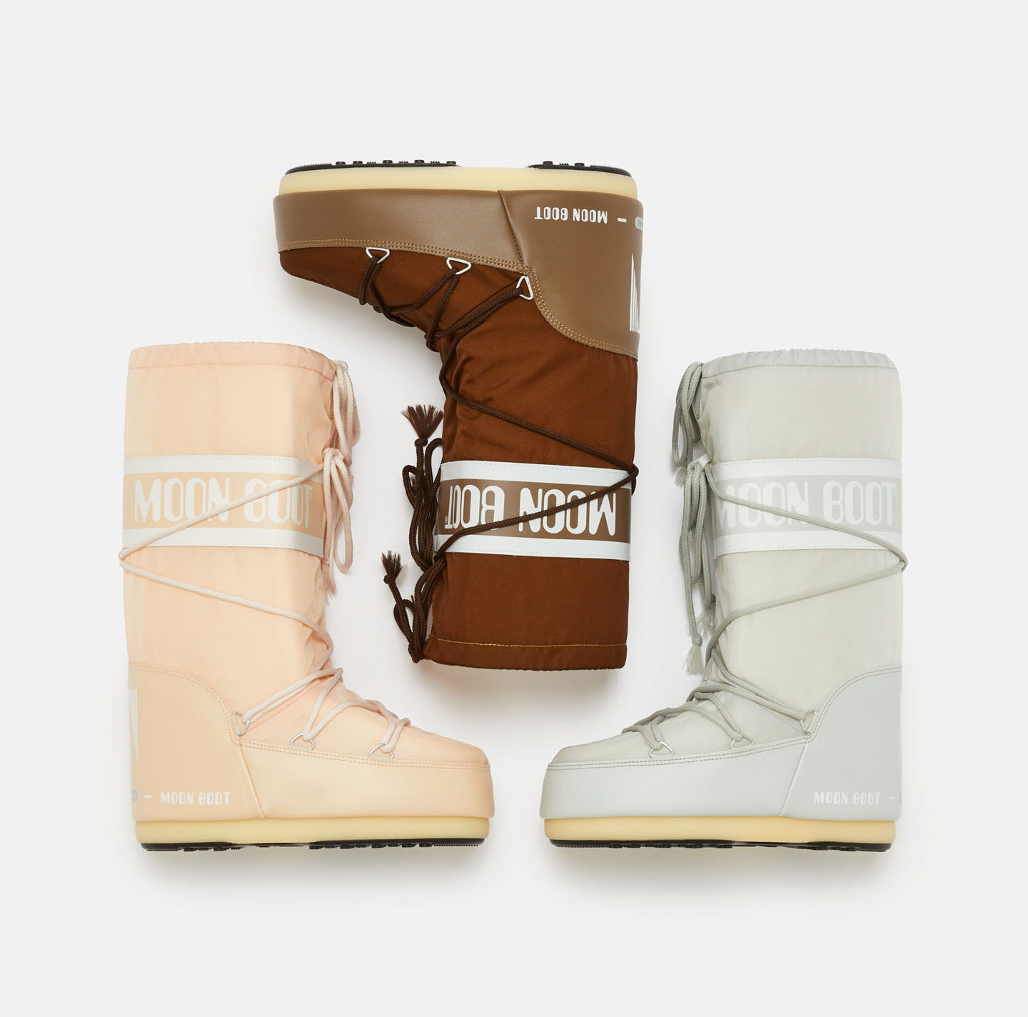 Zwei Models tragen rote und graue Moon Boots