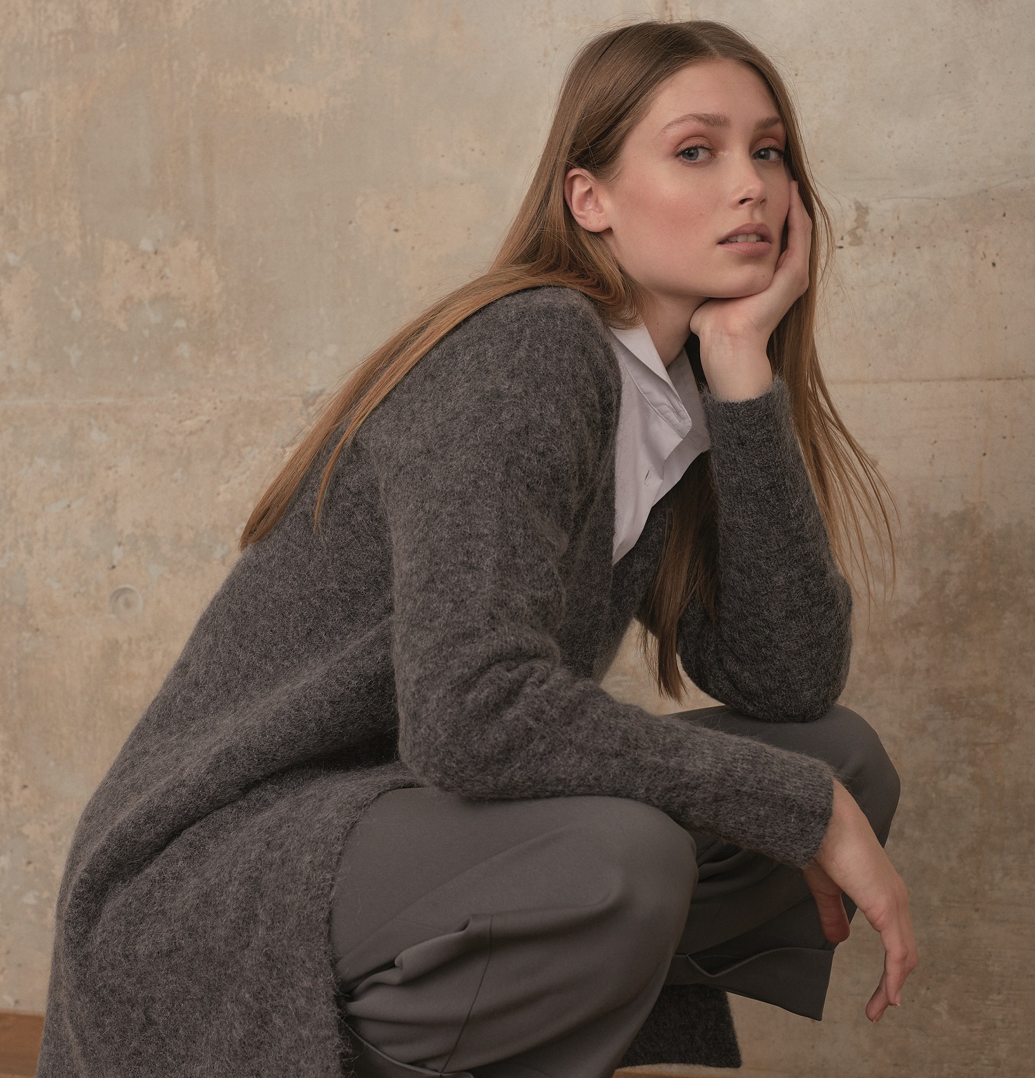 Model trägt grauen Woll-Cardigan