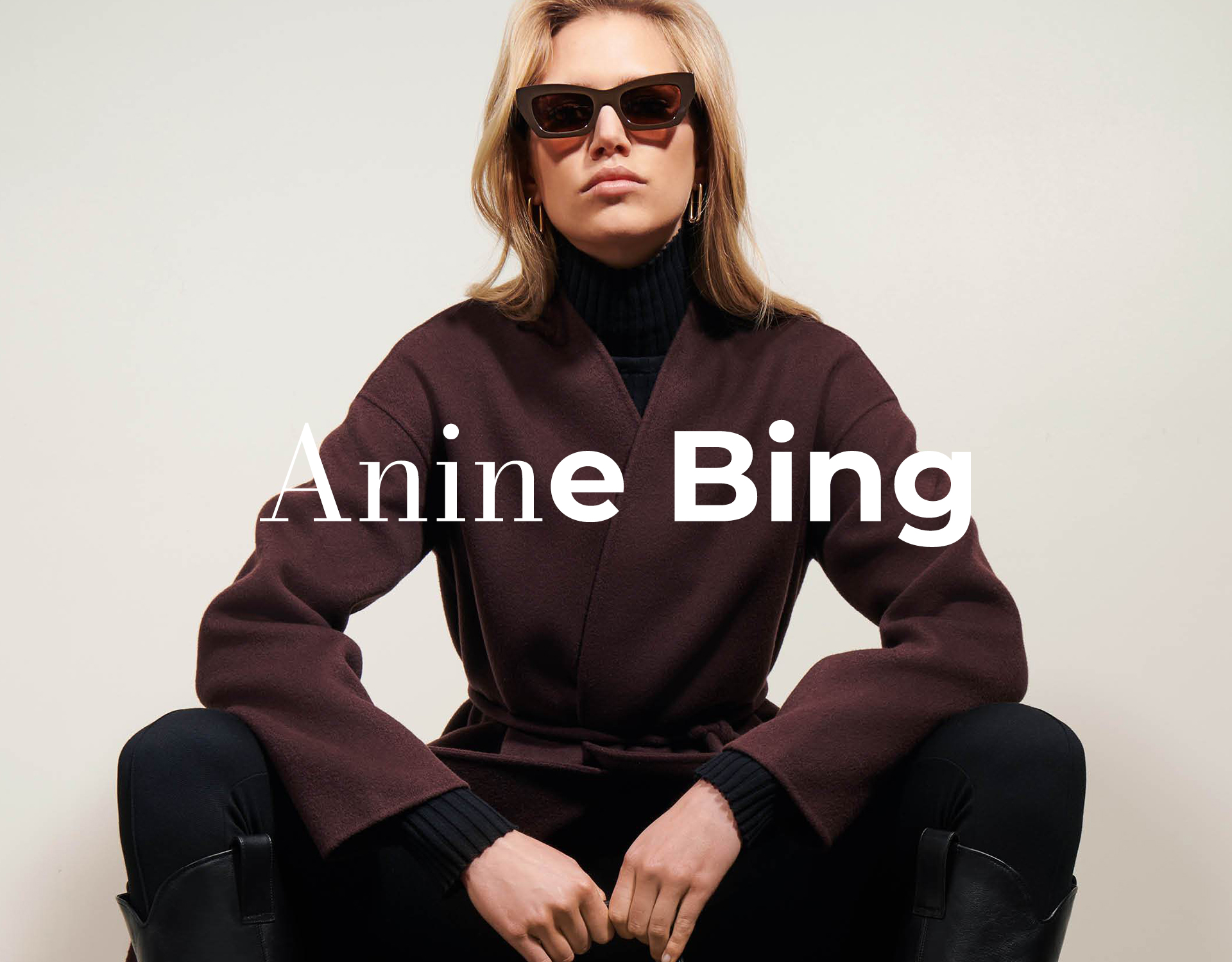 Anine Bing Model trägt brauner Mantel und Sonnenbrille