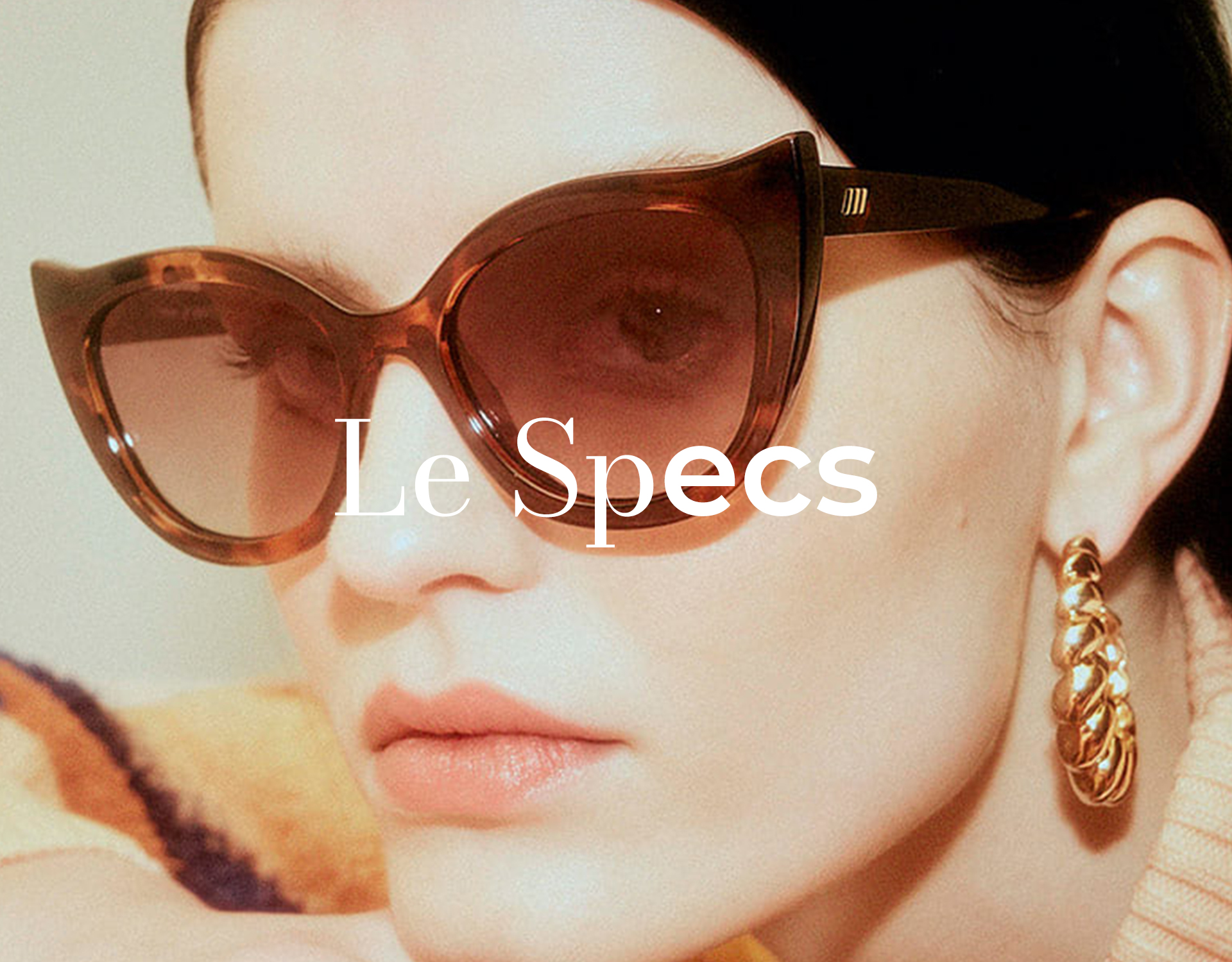 Frau trägt Cat-Eye Brille von Le Specs