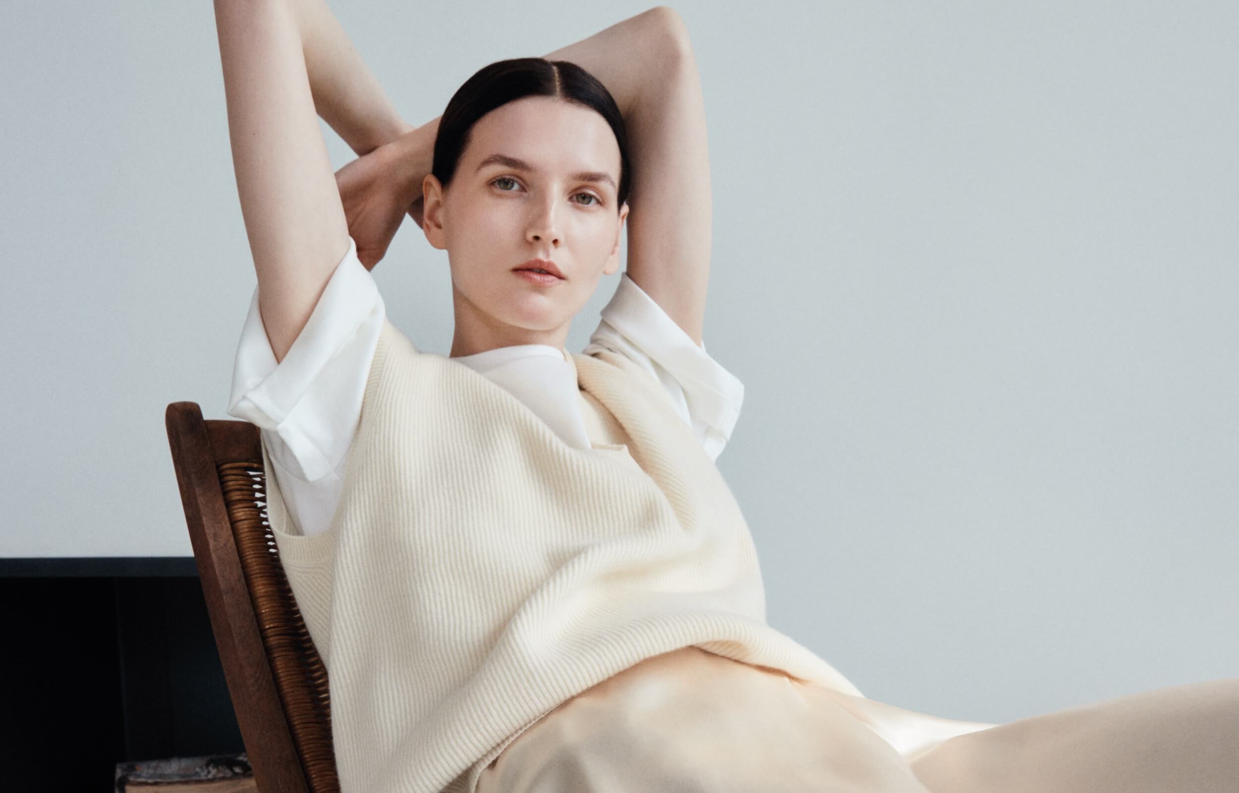 Model trägt Max Mara Outfit aus der Kollektion AW22