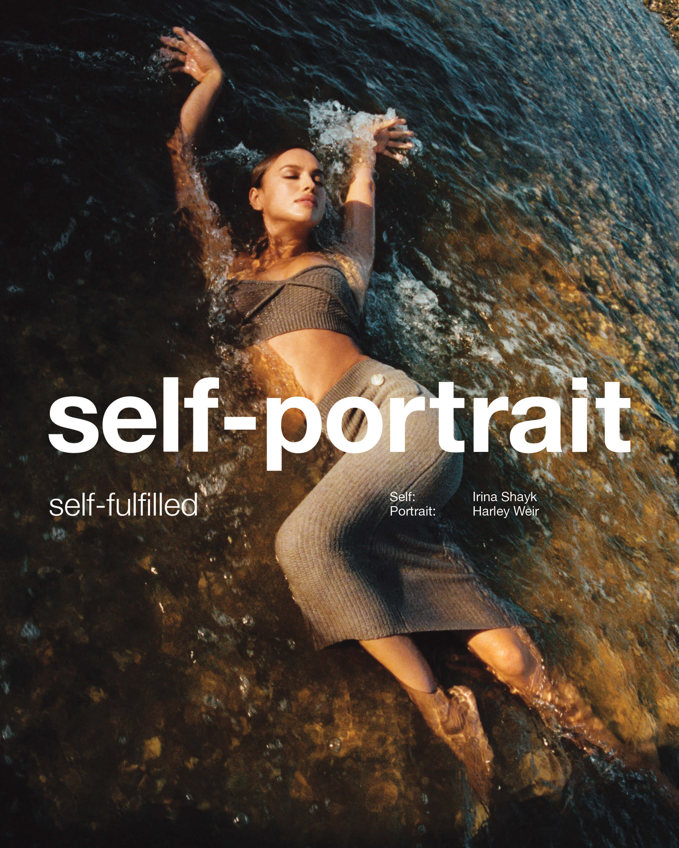 Model liegt im Wasser mit Self-Portrait Sommer 22 Outfit
