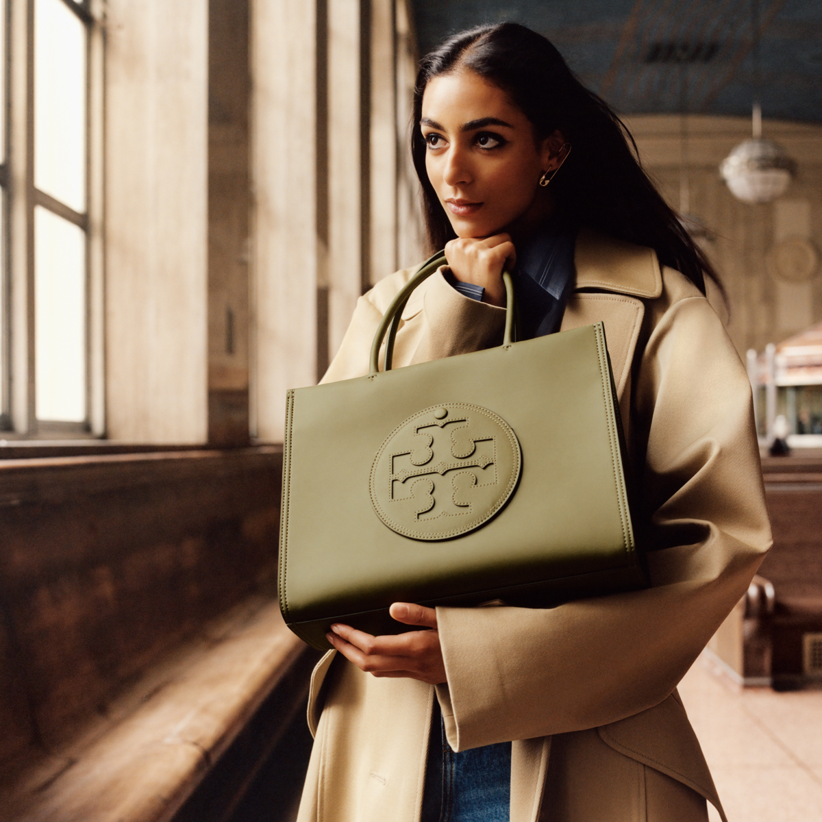 Model trägt Ella Bio Tasche von Tory Burch in der Farbe Oliv