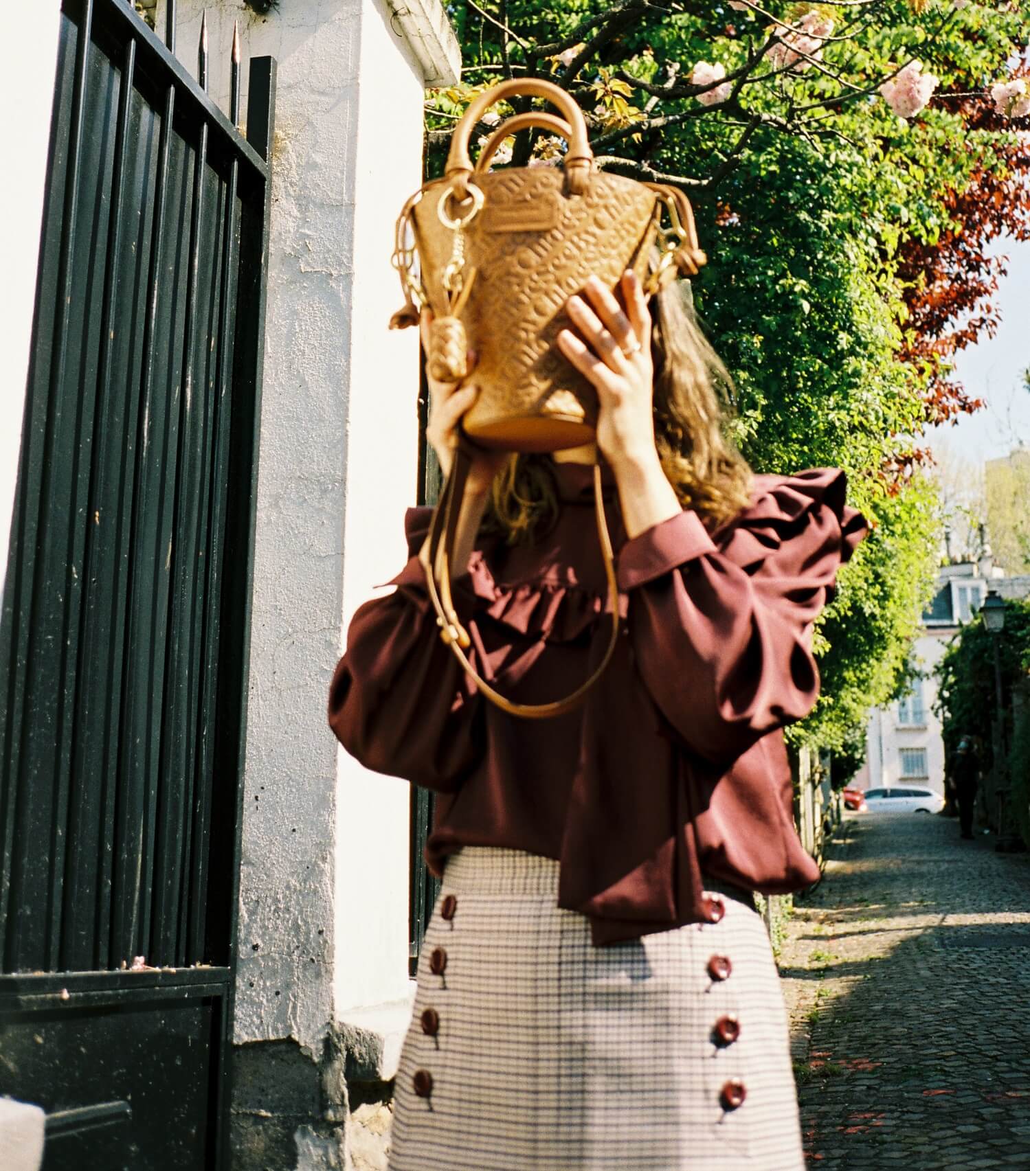 Model hält See by Chloé Tasche vor ihr Gesicht