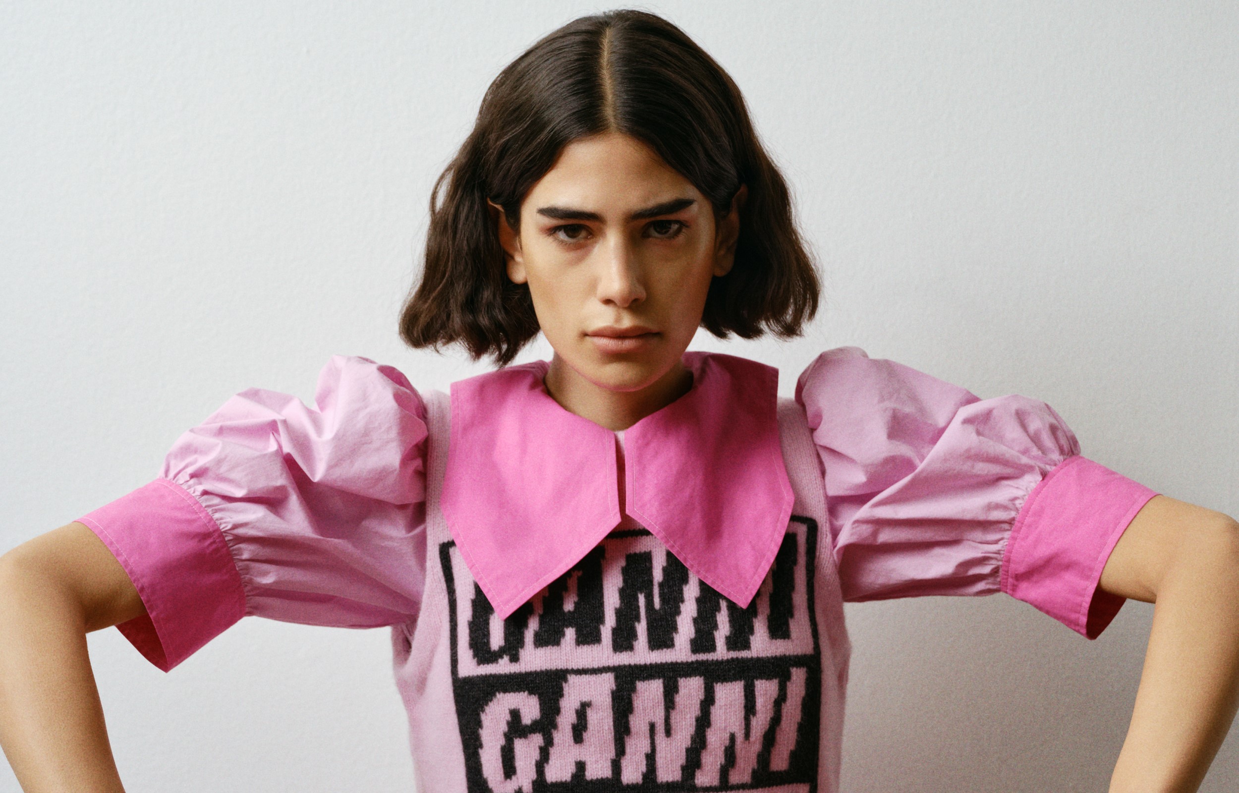 Model trägt Ganni Outfit in Pink, Kollektion AW22