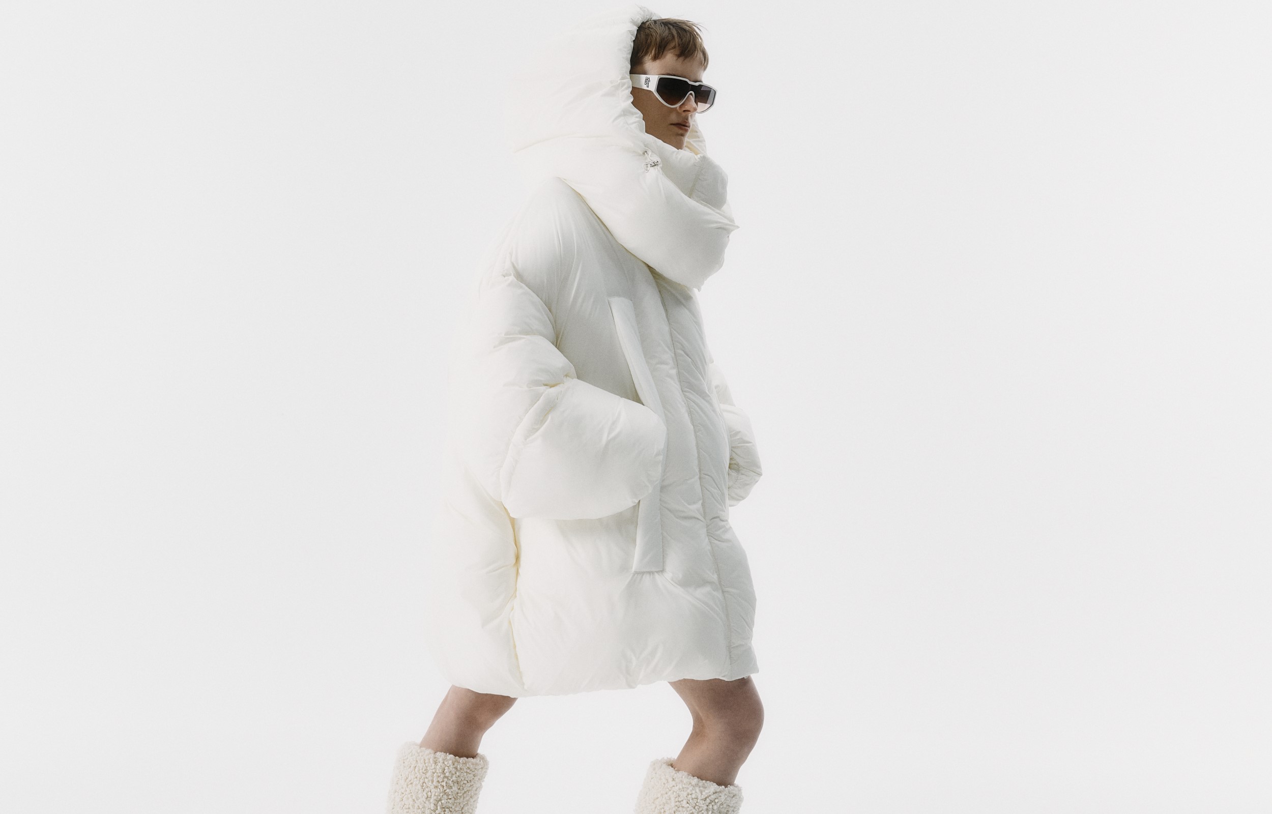 Model trägt weisse oversized Jacke der Marke Gia Borghini aus der Kollektion AW22
