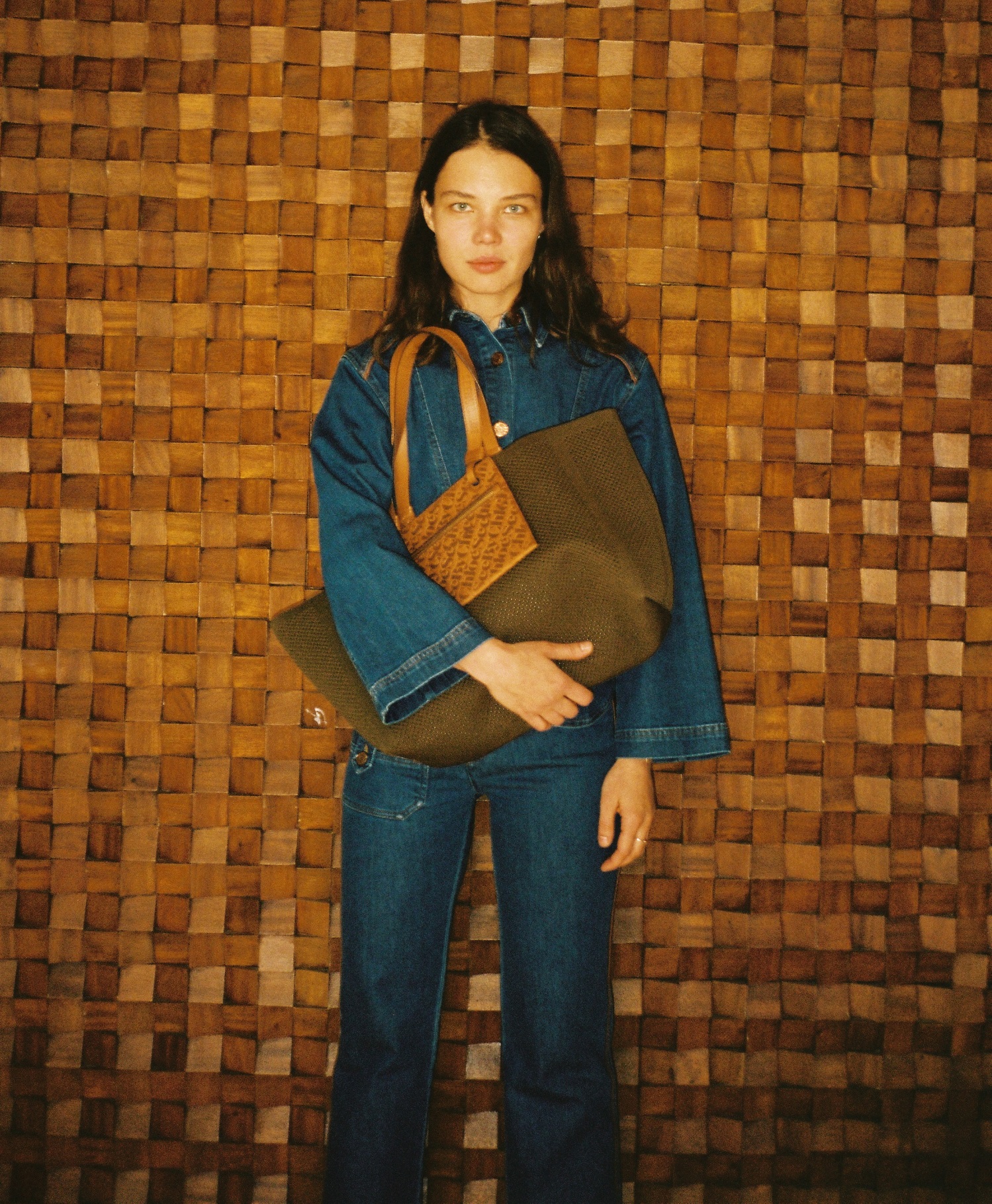 Model trägt See by Chloé Shopper Tasche