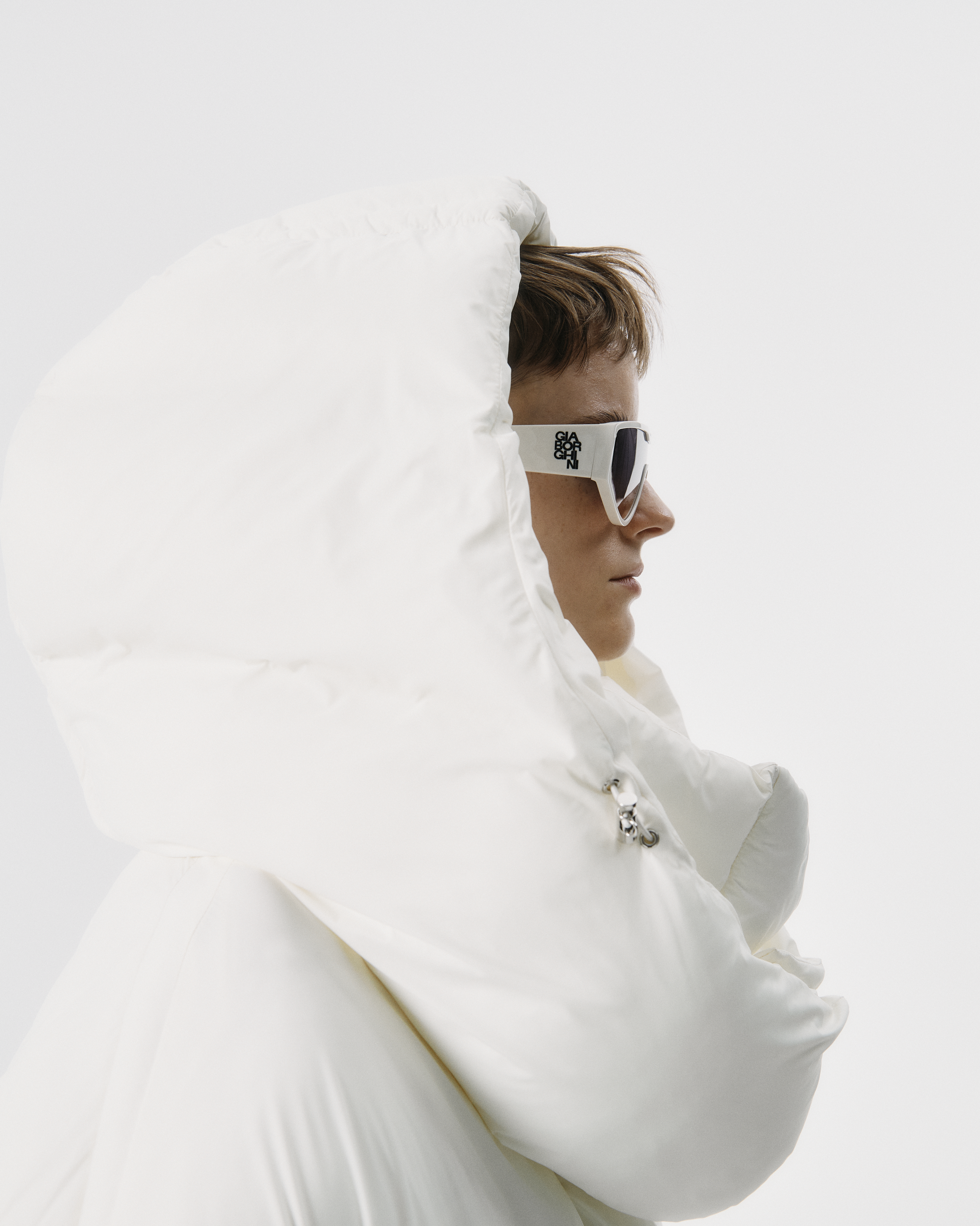 Frau mit weisser Sonnenbrille