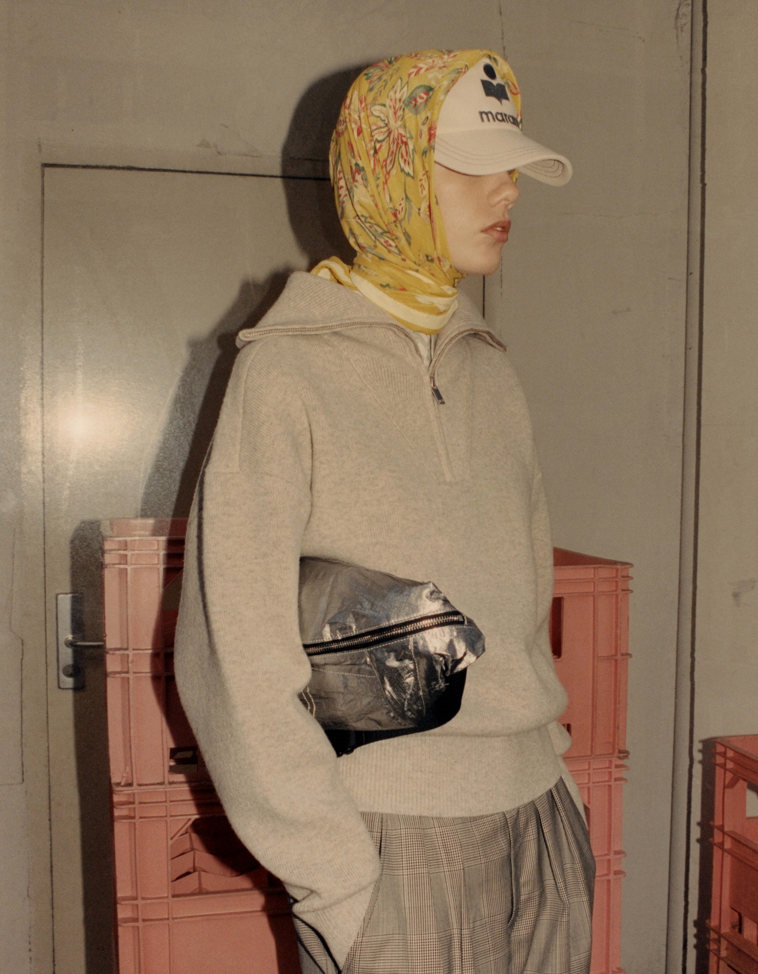 Model trägt von Outfit von Isabel Marant Étoile aus der Kollektion HW21