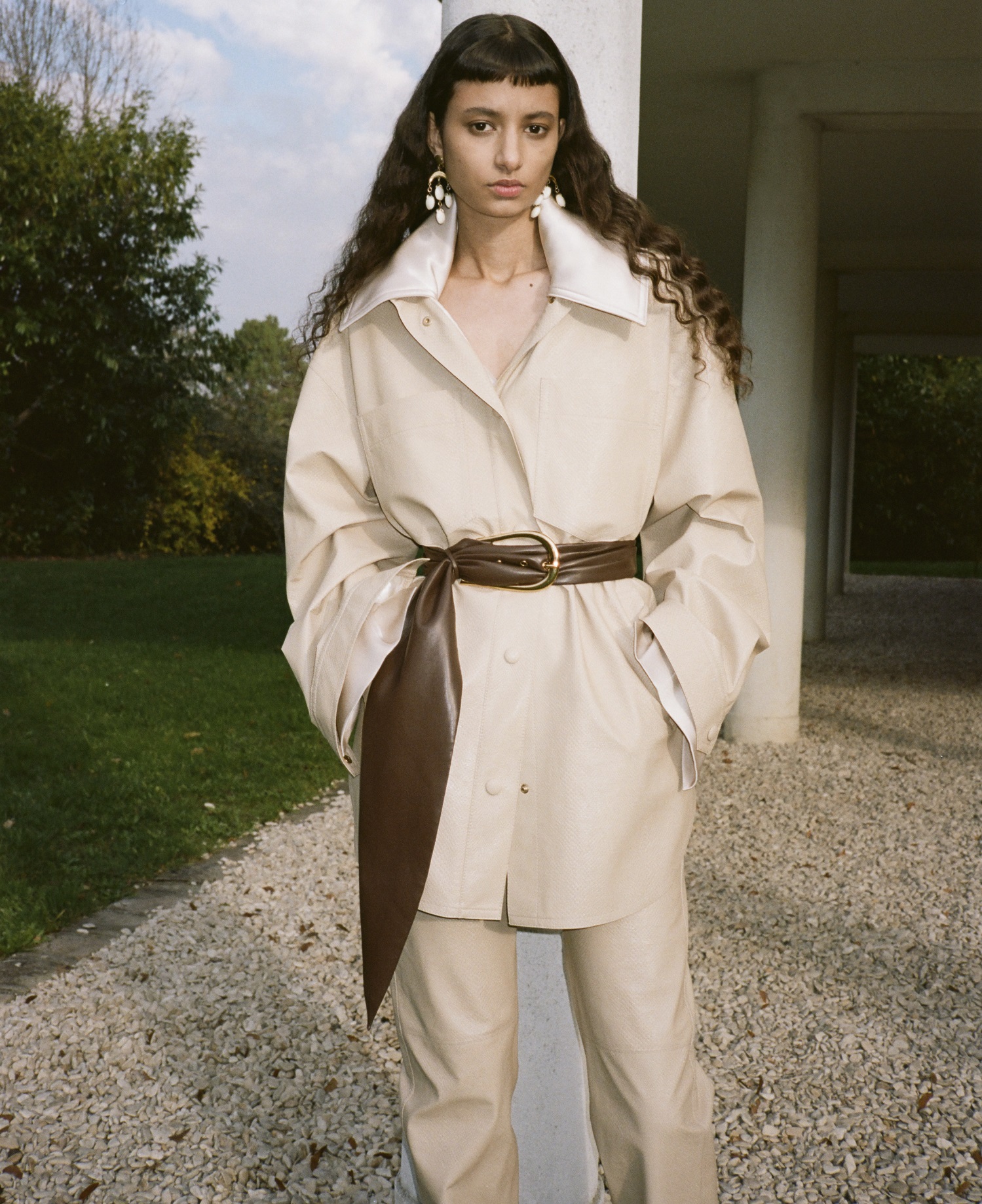 Model mit Taillengürtel und Oversized Mantel