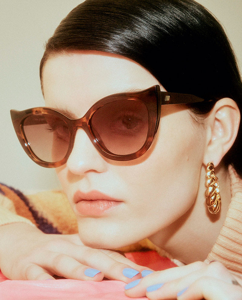 Frau trägt Cat Eye Sonnenbrille in Vintage-Optik