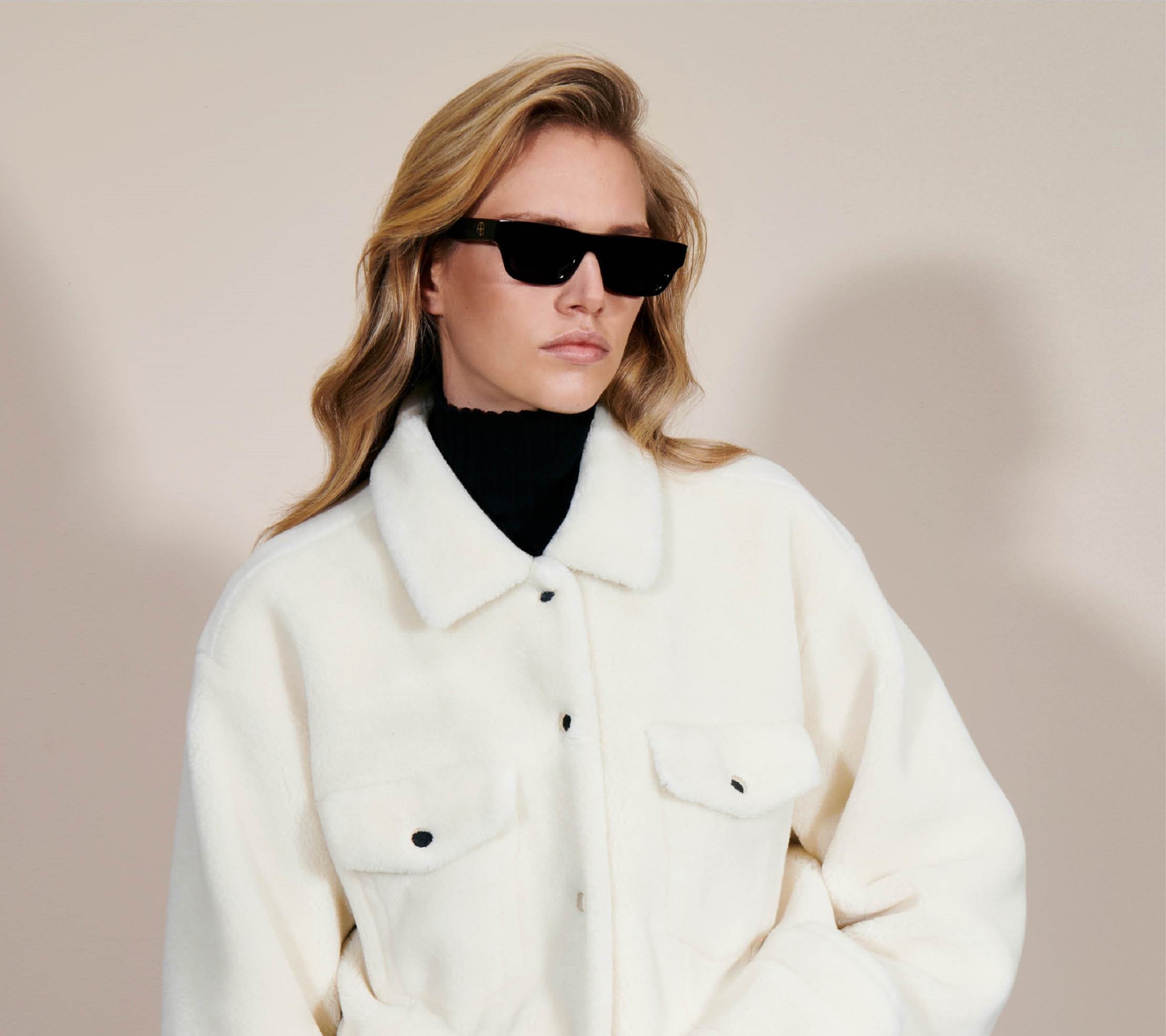Model trägt Sonnenbrille und weisse Jacke von Anine Bing Herbst/Winter Kollektion