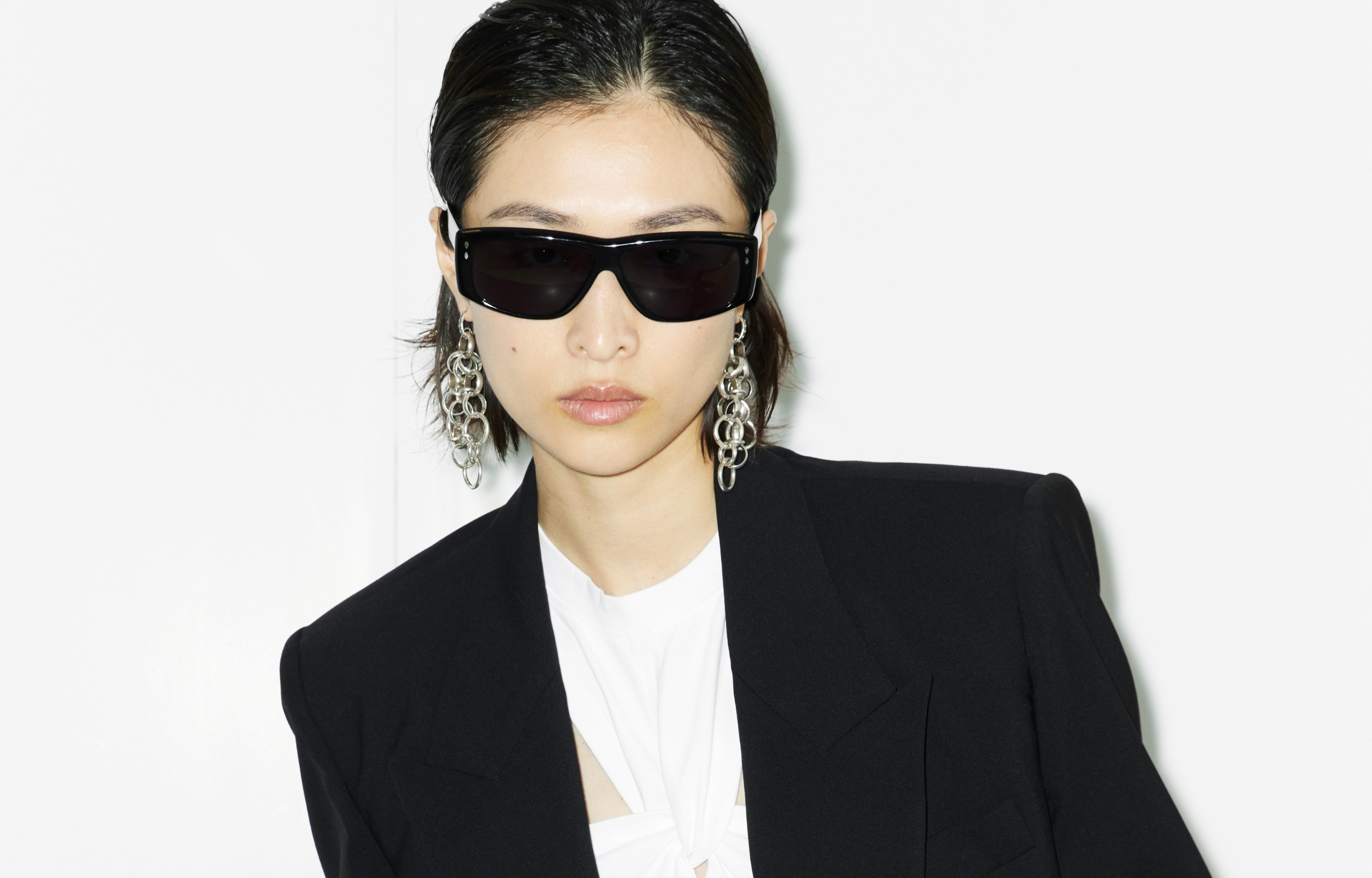 Model trägt Sonnenbrille und schwarzen Blazer von Isabel Marant aus der SS24 Kollektion