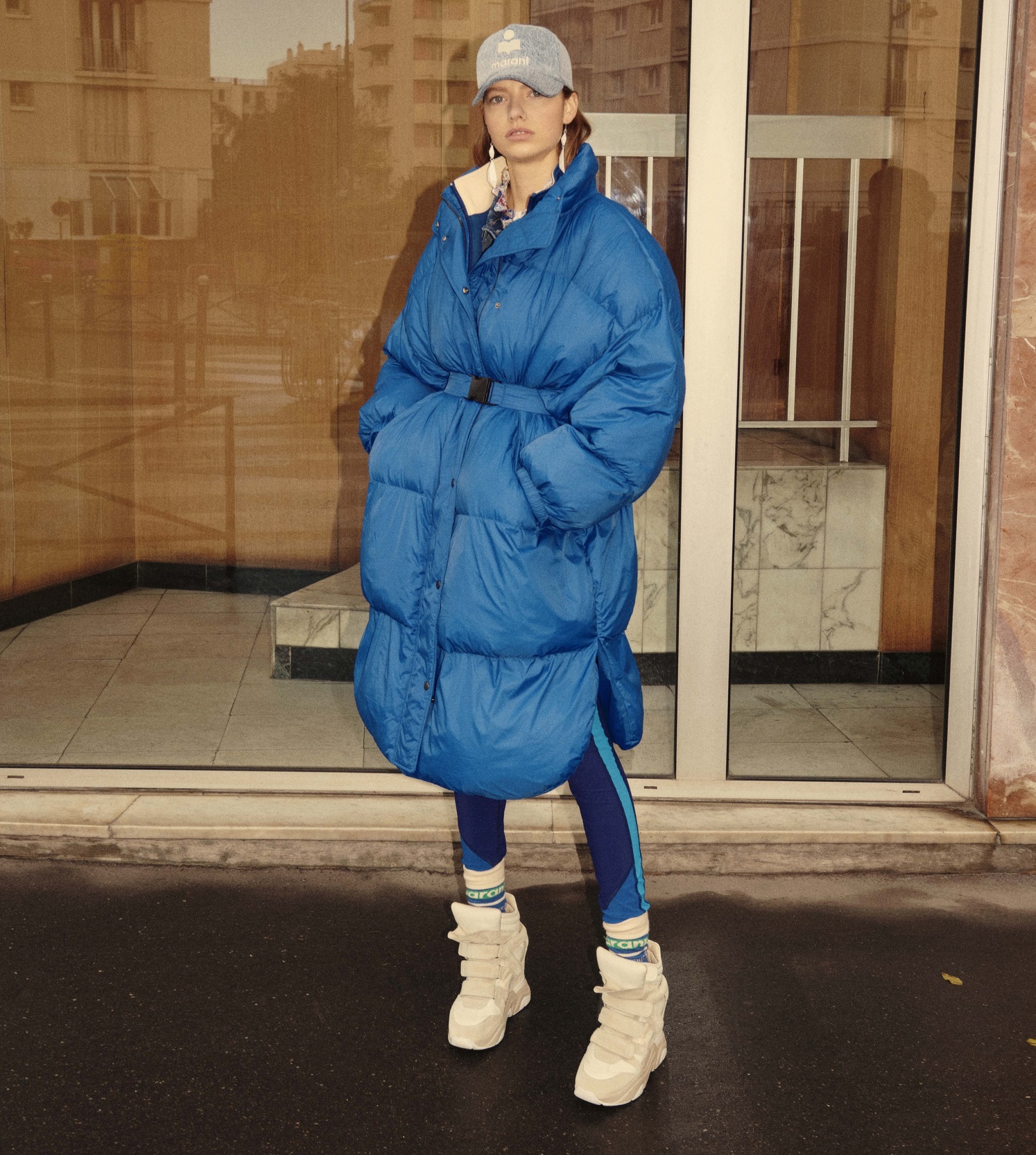 Model trägt blauen Oversized Mantel von Isabel Marant Étoile aus der Kollektion HW21