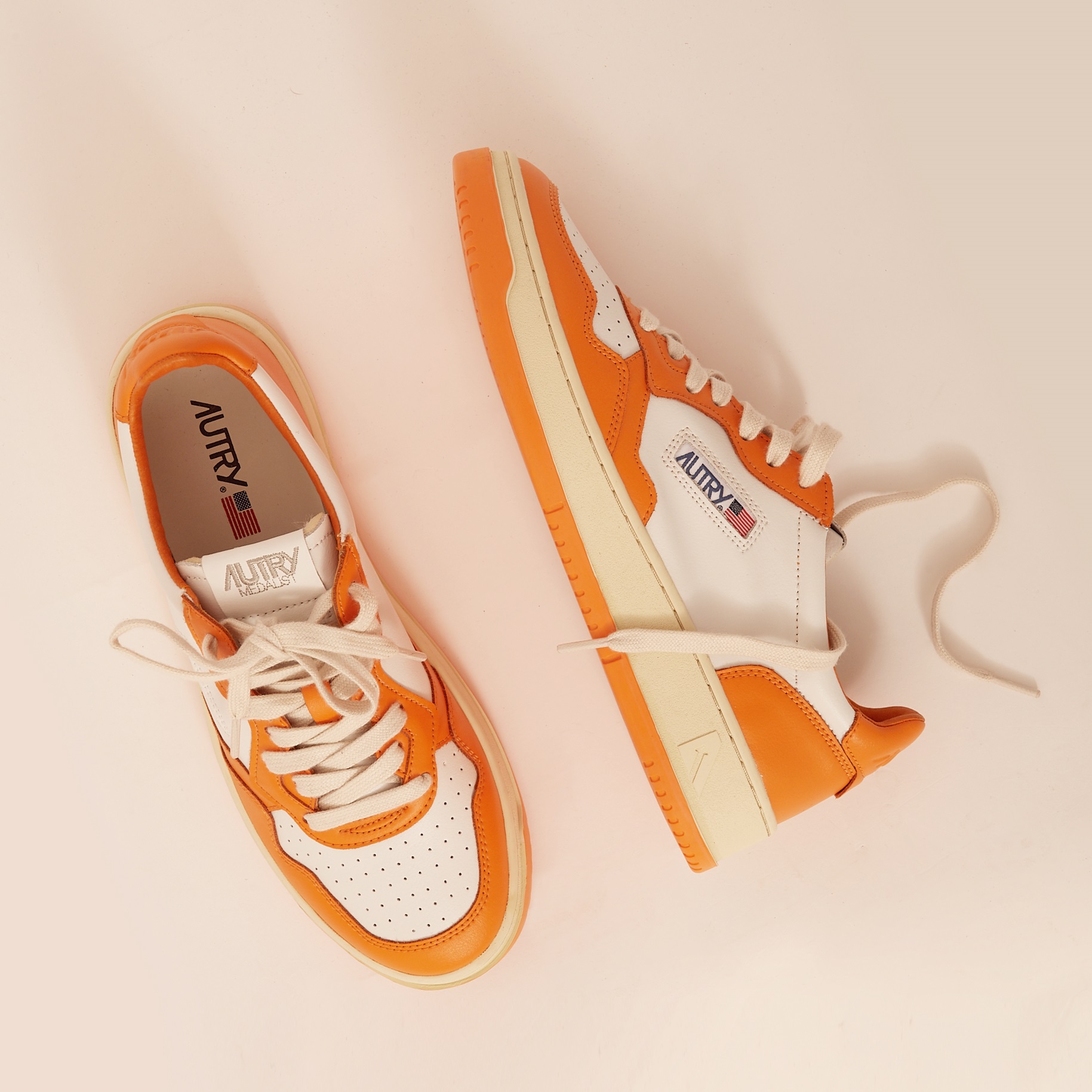 Orange-weisse Autry Sneakers aus der Kollektion 2021