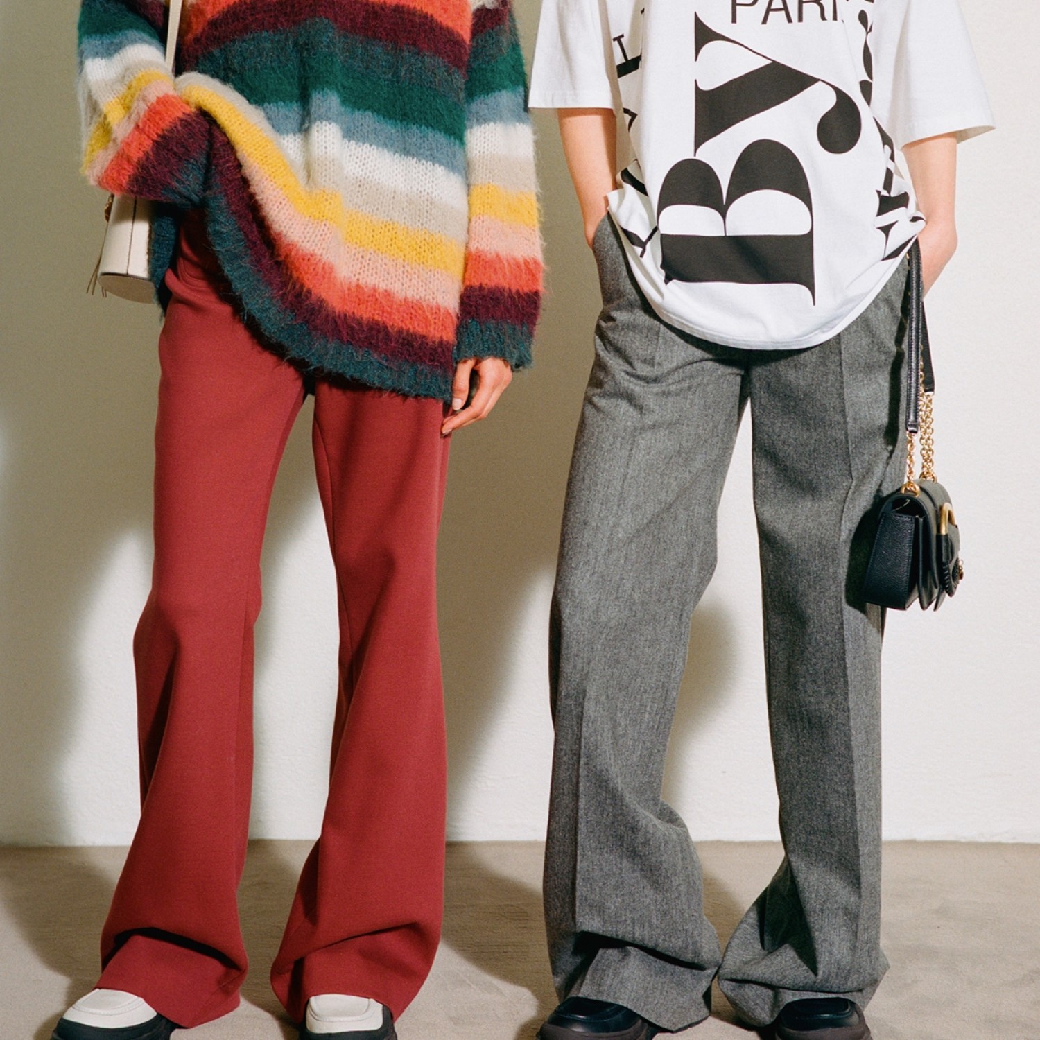 Zwei Models tragen oversized Hosen der Marke See By Chloe, Kollektion AW22