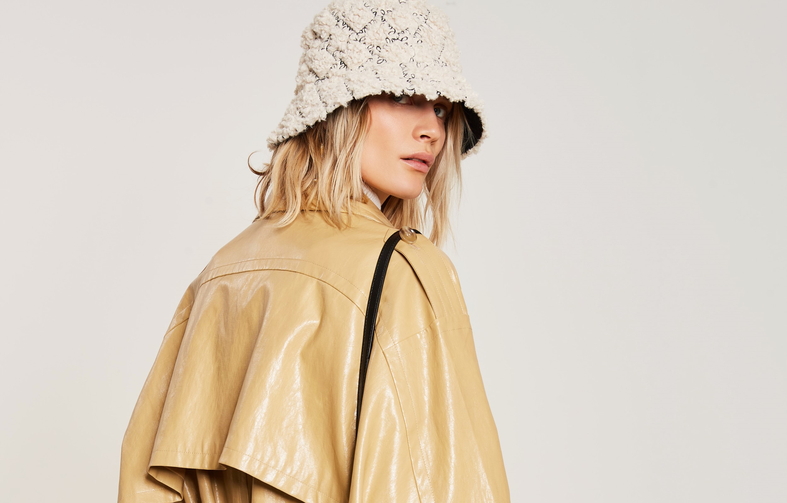 Model trägt lala Berlin Outfit aus der Kollektion AW22