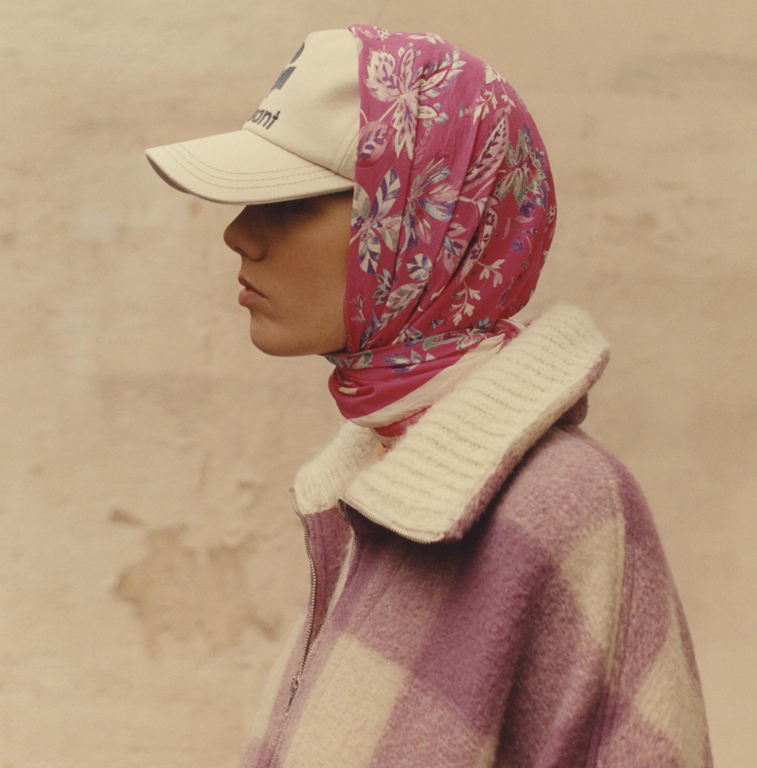 Model vom Profil fotografiert trägt Isabel Marant Cap unter einem Bandana