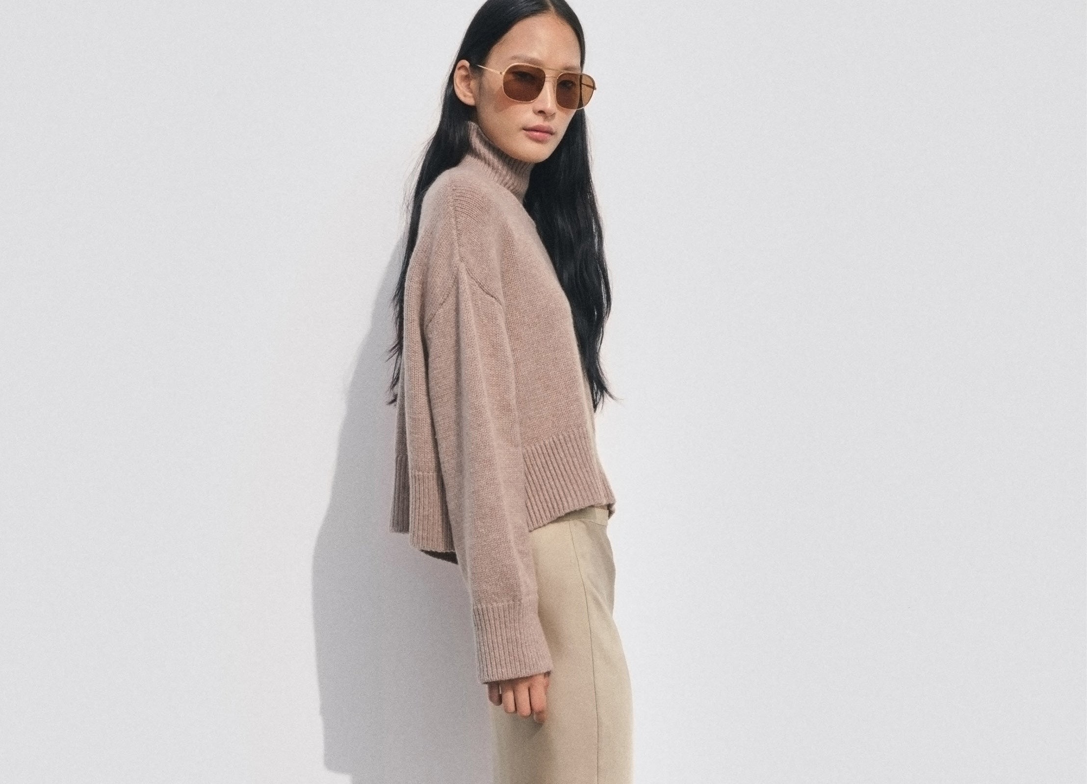 Anine Bing_Maggs_SS22 Model trägt Anine Bing Outfit aus Saison 2022
