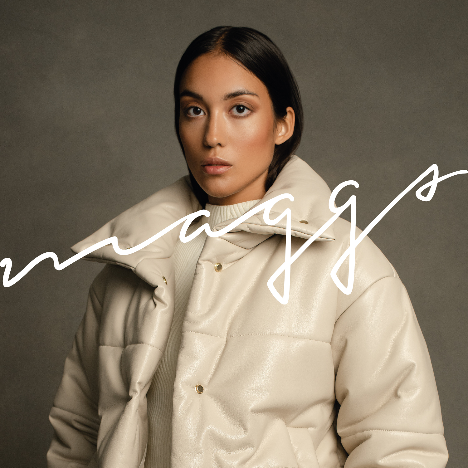 Model trägt weisse gefütterte Nanushka Jacke. Bild mit MAGGS Logo