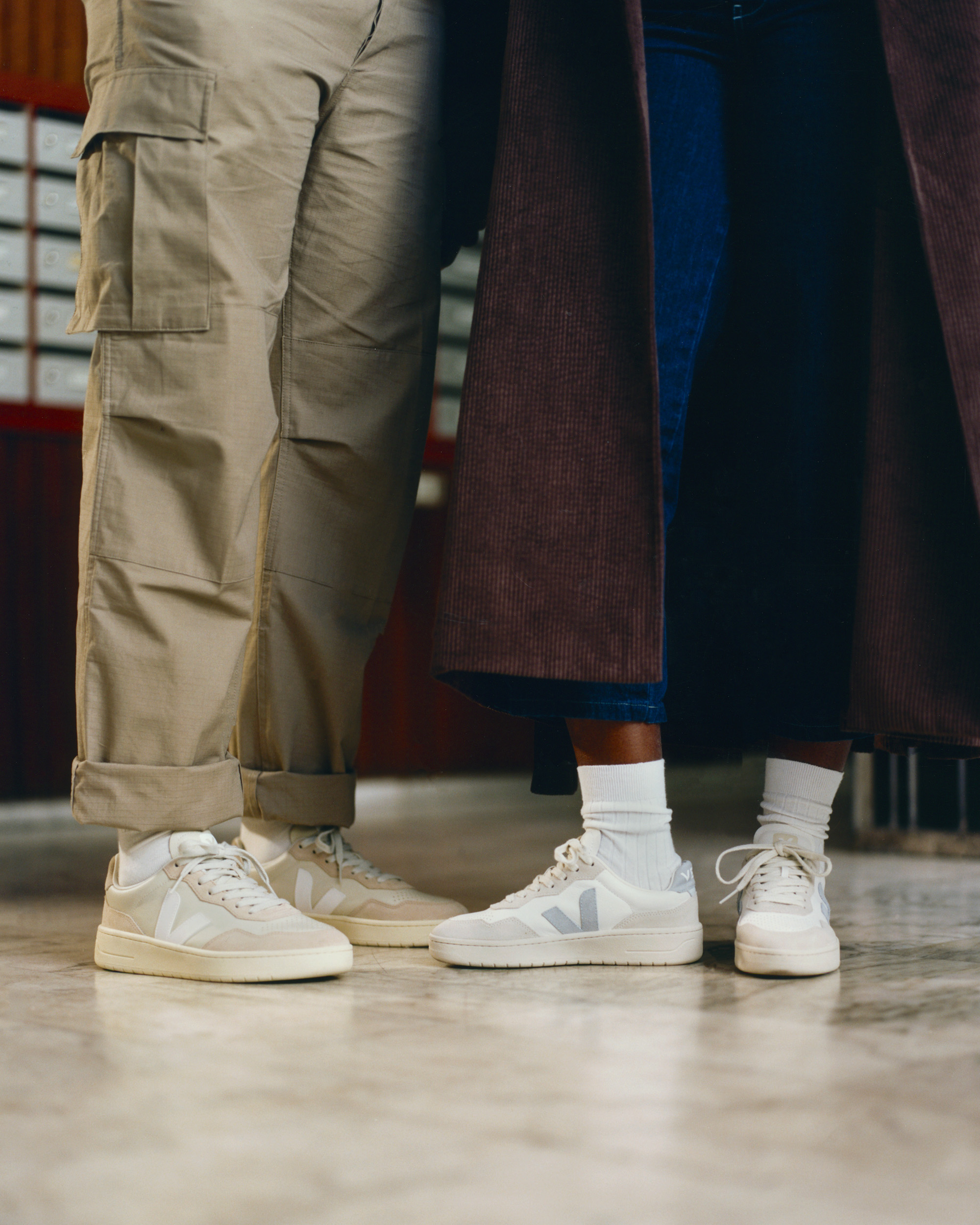 Männliches und weibliches Model tragen Veja Schuhe aus der Kollektion HW24